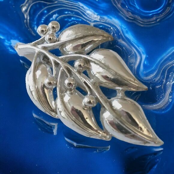 SARAH COVENTRY Berry Leaf Brooch Branch Pin VTG  Silent Spring Silver Tone 1970. - Picture 1 of 16